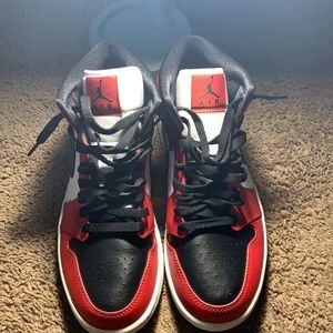 AIR JORDAN 1 MID GS
"Chicago Black Toe"